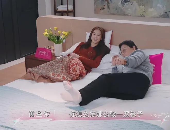 破洞袜+金胸针！黄圣依妈妈“混搭哲学”火